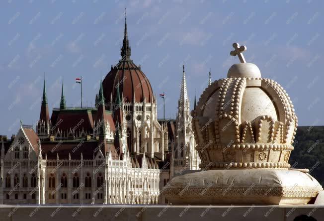 Városkép - Budapest - A Parlament és a koronadísz a Margit hídon