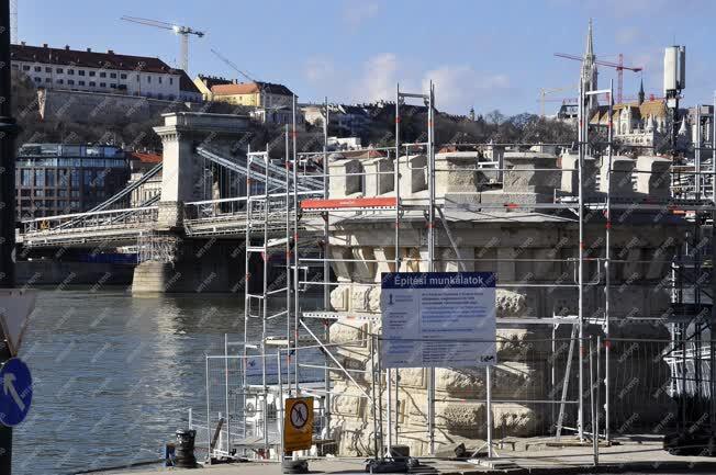 Városkép - Budapest - Felújítják a Lánchídnál lévő Duna-parti bástyákat