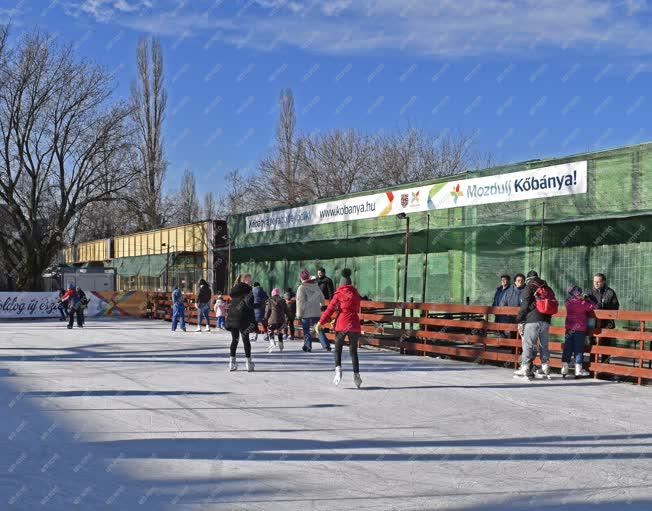 Szabadidő - Budapest - Jégpálya Kőbányán