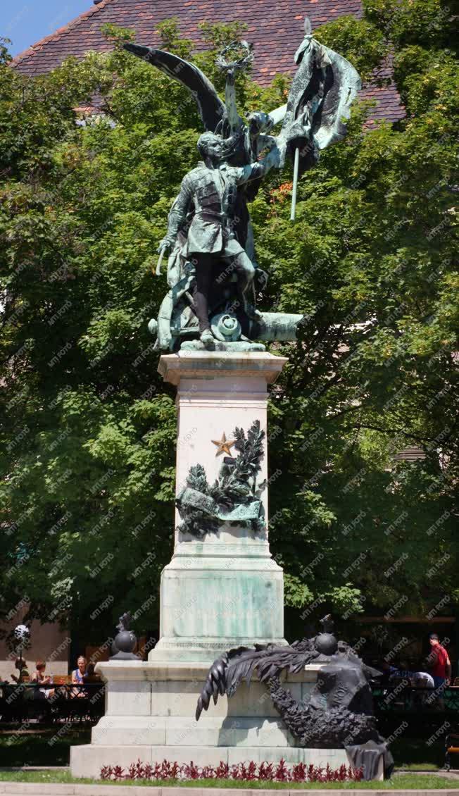 Műalkotás - Budapest - Honvéd-emlékmű a Várban
