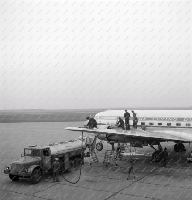 Légi közlekedés - KLM-gép Ferihegyen