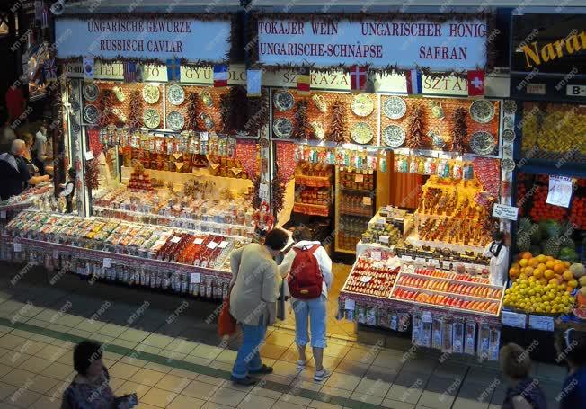 Kereskedelem - Budapest - Árukínálat a vásárcsarnokban 