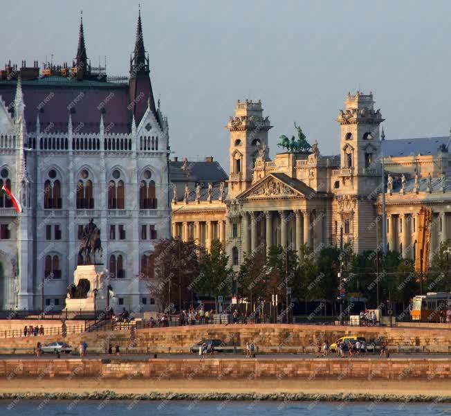 Városkép - Budapest - A Parlament és a Néprajzi Múzeum 