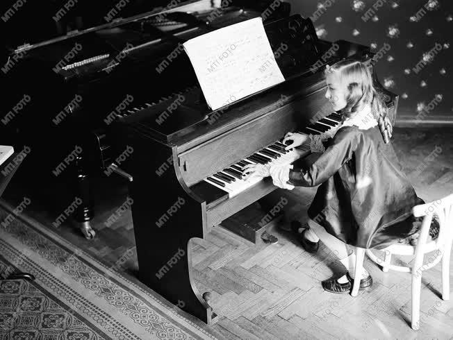 Életkép - Zongorázó kislány
