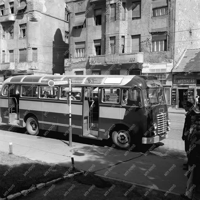 Közlekedés - Ikarus busz egy pesti utcán