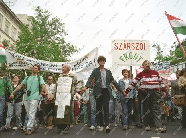 Tüntetés - Bős-nagymarosi vízlépcső ellen