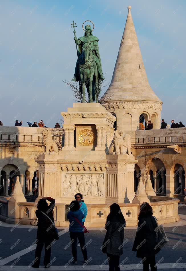 Köztéri szobor - Budapest - Szent István szobra a Halászbástyánál