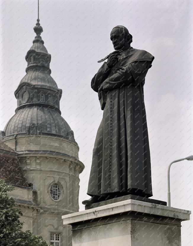 Városkép - Szentes - Horváth Mihály történetíró, megyés püspök szobra