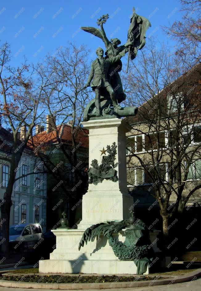 Köztéri szobor - Budapest - A budavári Honvéd-emlékmű