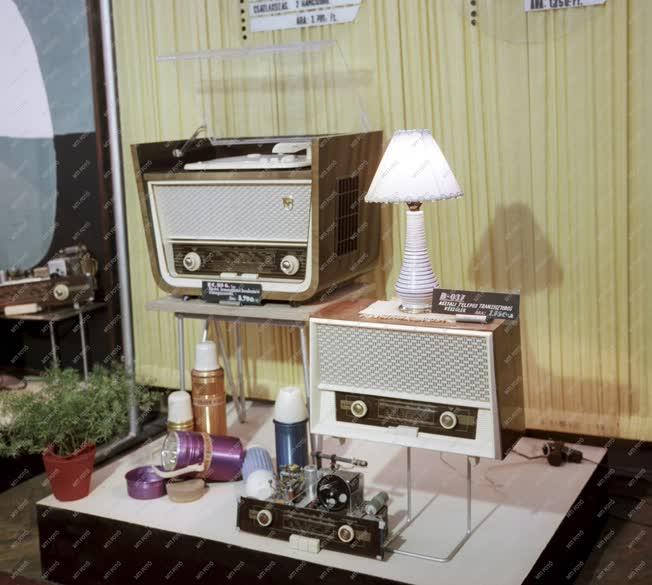 Kereskedelem - Háztartási gép és rádió-, tv kiállítás