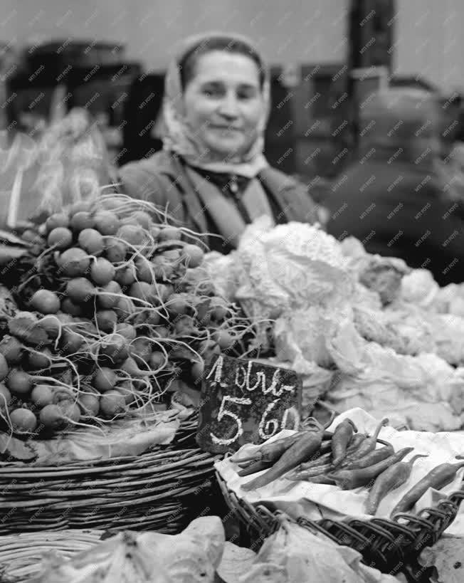 Kereskedelem - Primőr zöldségek a Vásárcsarnokban