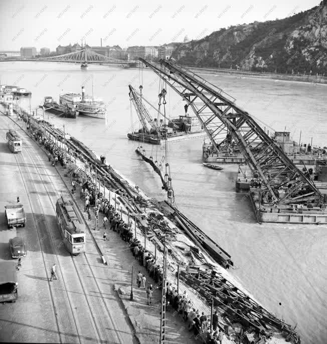 Újjáépítés - Az Erzsébet híd darabjának kiemelése