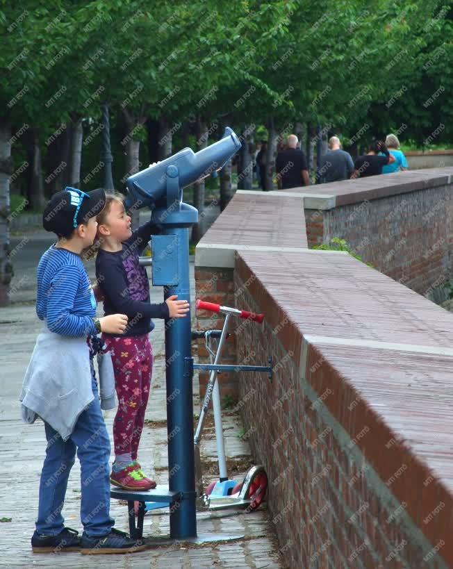 Életkép - Budapest - Gyerekek a budai várfalnál