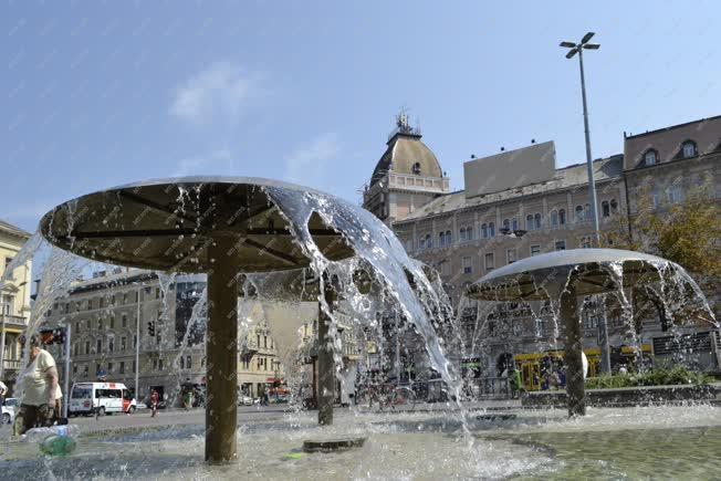 Városkép - Budapest - Szökőkút a Blaha Lujza téren