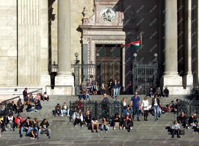Idegenforgalom - Budapest - Turisták a Bazilikánál