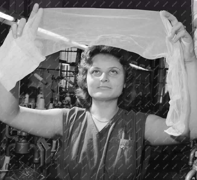 Ipar - Textilipar - Varrás nélküli női nylon-harisnya próbagyártása