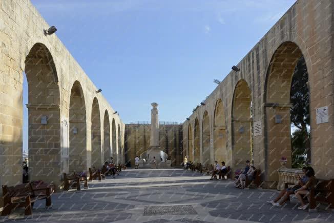 Idegenforgalom - Valletta - Turisták a Felső Barakka Kertben