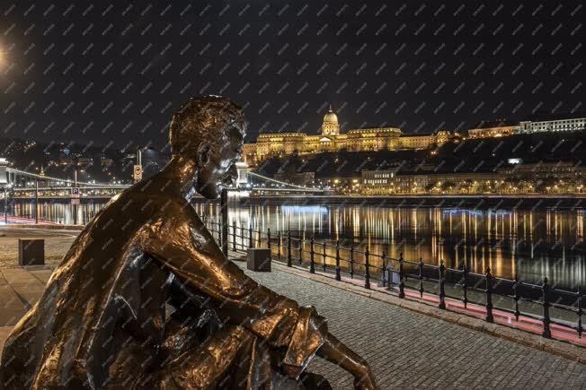Köztéri szobor - Budapest - József Attila emlékmű