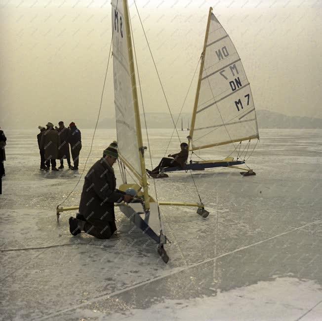 Szabadidő - Sport - Jégvitorlások Balatonfürednél