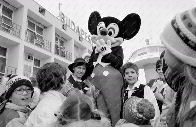 Kultúra - 30 éves a Disneyland - Mickey egér Ferihegyen