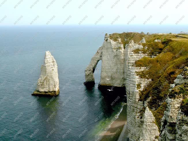 Etretat - Az óceánba nyúló festői sziklák
