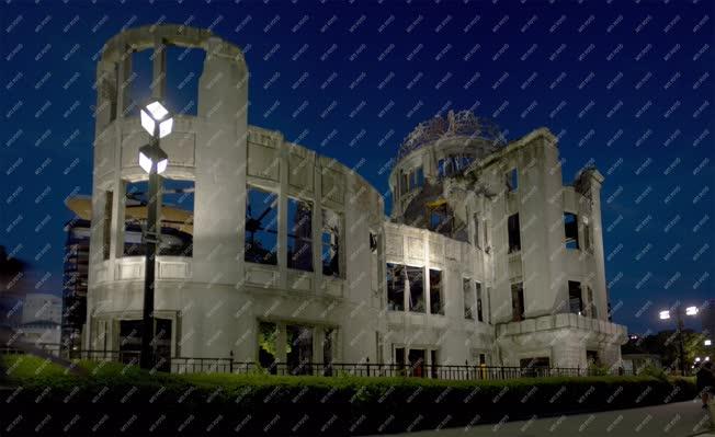 Városkép - Hirosima - Az Atombomba Dóm épülete éjjel