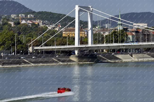 Közlekedés - Budapest - Gyors kishajó száguld a Dunán