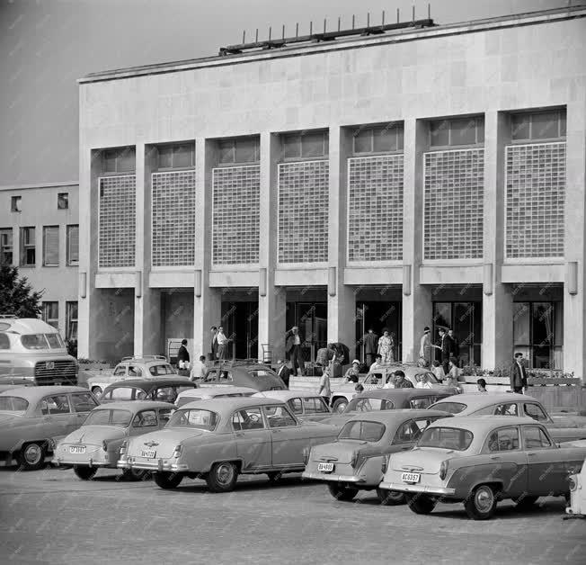 Városkép - A Ferihegyi repülőtér parkolója