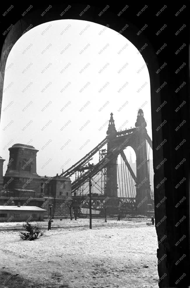 Városkép - A felrobbantott Erzsébet híd pesti pilonja