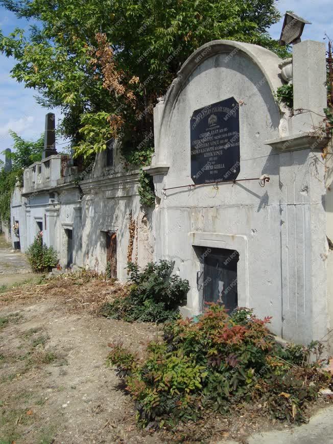 Balatonfőkajár - Kriptasor a balatonfőkajári temetőben