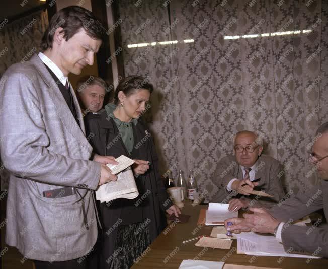 Választás - Parlamenti választások 1990-ben