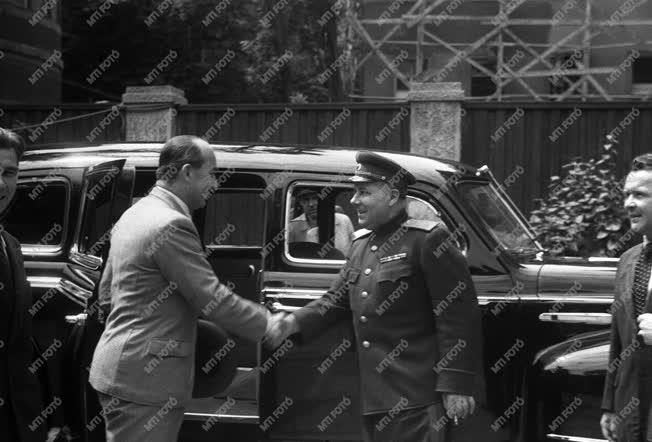 Külpolitika - Nagy Ferenc átveszi az ajándék szovjet személyautót