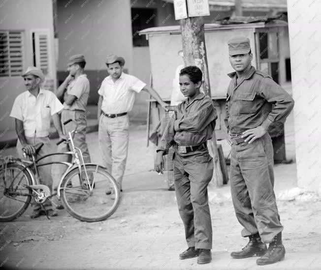 Életkép - Kuba - Katonák egy településen