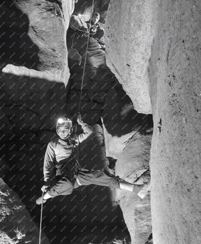 Természet - Barlangászat - Barlangkutató diákok a Mátyás-hegyi-barlangban