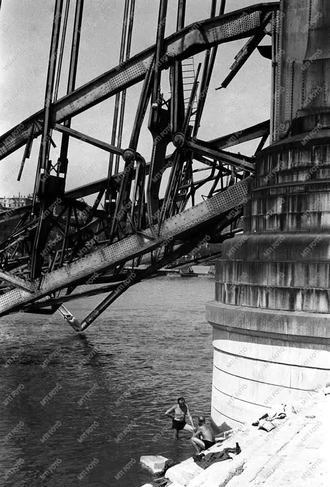 Szabadidő - Fürdőző férfiak a lerombolt Erzsébet híd lábánál