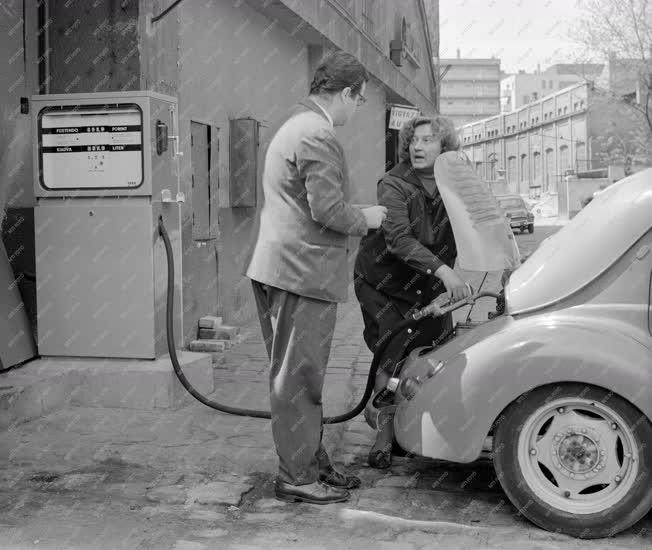 Szolgáltatás - Közlekedés - NDK gyártmányú benzinkút Budapesten 