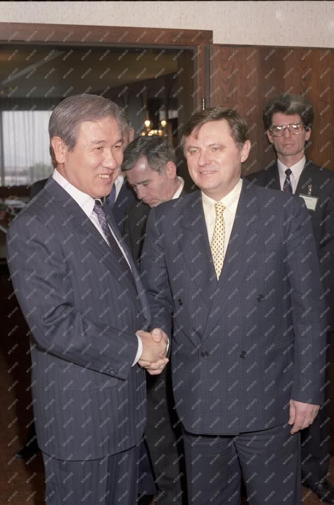 Külkapcsolat - Ro Te Vu dél-koreai köztársasági elnök fogadja Németh Miklóst