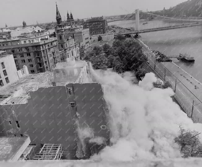 Városkép-életkép - Házrobbantás a Duna-parton