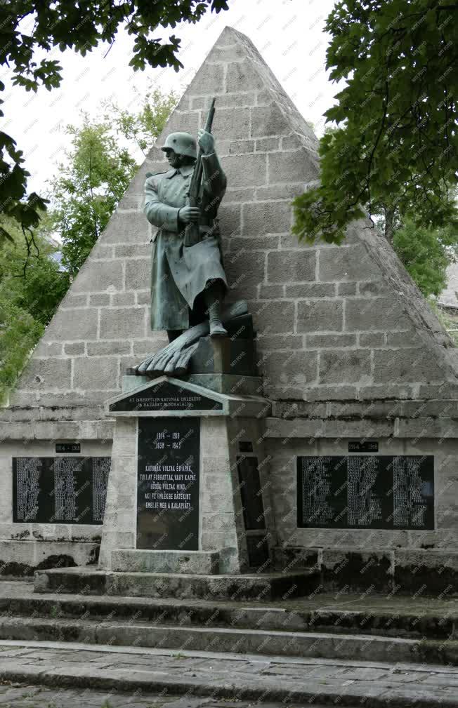 Emlékhely - Bicske - Világháborús hősök emlékműve