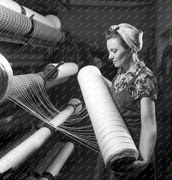 Ipar - Textilipar - Előfonó kártoló a Kistext Kispesti Textilgyárban