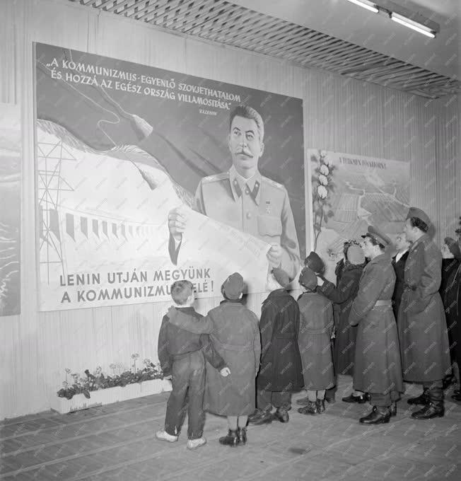 Külkapcsolat - A szovjet nők harca a békéért plakátkiállítás