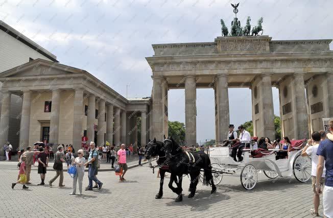 Idegenforgalom - Berlin - Turisták a Brandenburgi kapu előtt