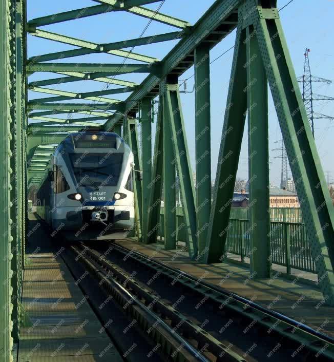 Közlekedés - Budapest - Modern vonat jár Esztergomba