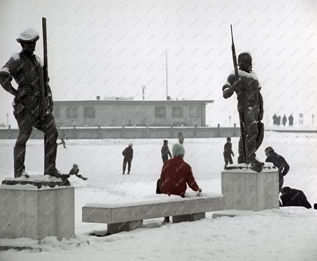 Szabadidő - Korcsolyázók a Balaton jegén