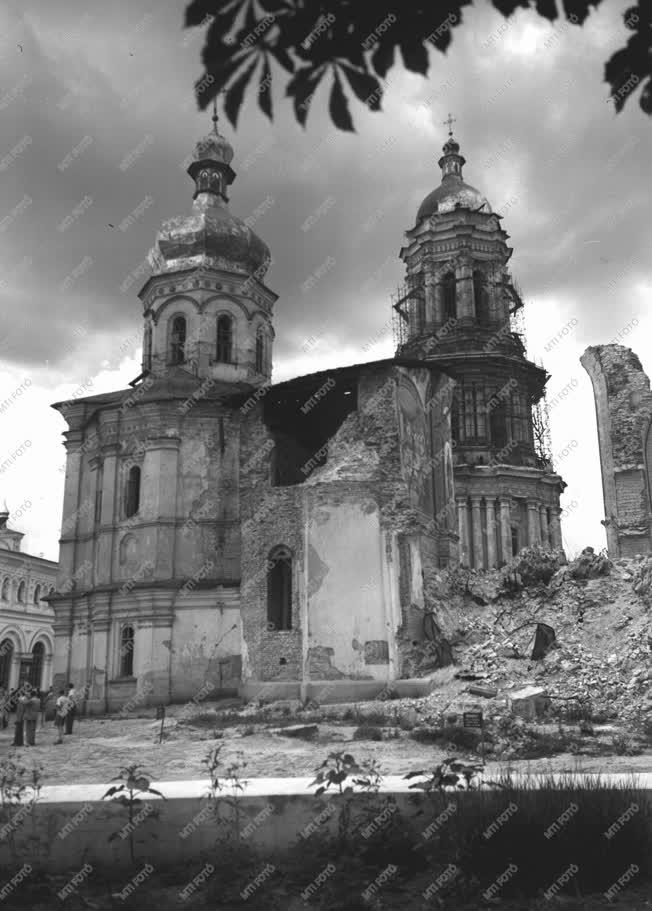Életmód - Magyar turisták a lerombolt kijevi templomnál
