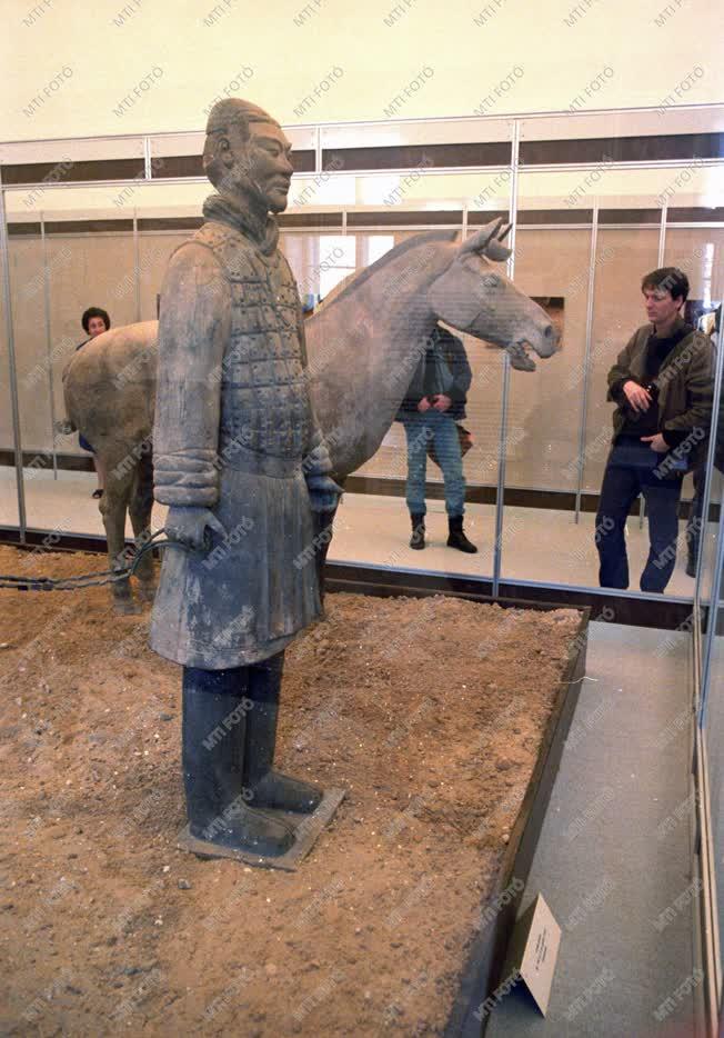 Külkapcsolat - Kínai agyaghadsereg  -  A Nemzeti Múzeumban