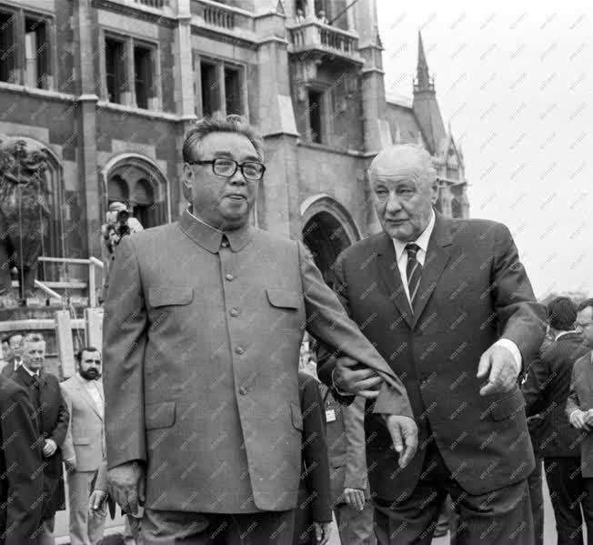 Külkapcsolat - Az észak-koreai párt- és állami küldöttség fogadása a Kossuth Lajos téren