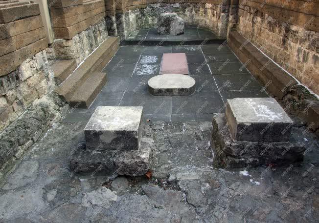 Műemlék - Árpád-kori templom maradványa Győrben