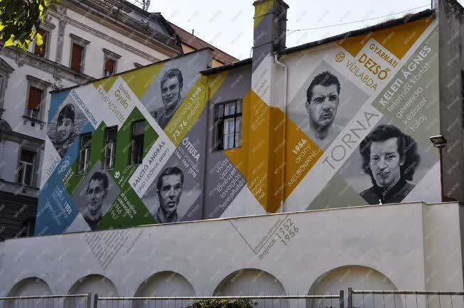 Városkép - Budapest - Híres sportolók egy ház falán