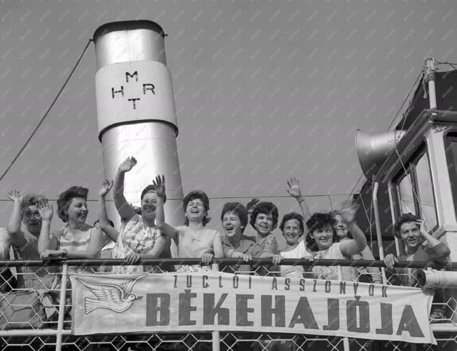 Szabadidő - Zuglói asszonyok békehajója